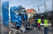 Zderzenie dwóch ciężarówek w okolicy Dzierżoniowa. W czasie akcji ranny strażak