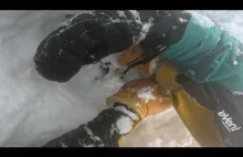 Narciarz ratuje zasypanego snowboardzistę