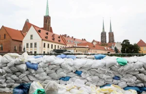 Powodziowi spekulanci. Rosną ceny worków, wody, osuszaczy