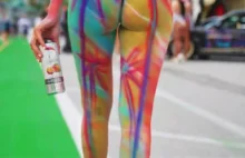Malowane tyłki lasek tańczą na festiwalu samochodowym