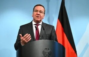 Niemiecki minister obrony interweniuje w sprawie polskiej broni dla Ukrainy.