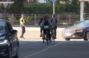 Hiszpańska Minister Środowiska na forum EU jedzie rowerem w eskorcie samochodów