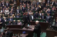 Kaczyński urządza pogawędki podczas hymnu.