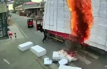 Zapłon styropianu na ciężarówce.