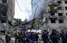 Runął blok, działa USAR. Rosjanie uderzyli w Kijów shahedami i rakietami