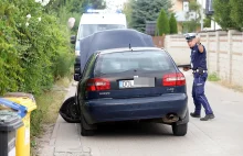 Kompletnie pijany szaleniec taranował samochodem auta na wrocławskim osiedlu. Je