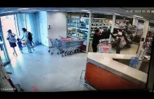 Pracownik sklepu precyzyjnym rzutem butelką Coli nokautuje złodzieja.