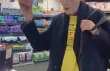 Brytyjski aktywista zabiera truskawki ze sklepu samoobsługowego "płacąc" gotówką