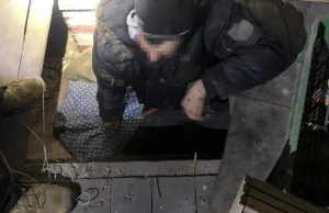 Policjanci zatrzymali ukrywającego się pod podłogą mężczyznę