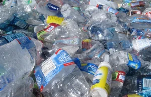 Ministerstwo walczy z plastikiem kosztem firm. Opłata wzrosła o 2000 procent