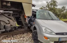 Zgasł mu silnik na przejeździe, pociąg uderzył w auto [FILM]