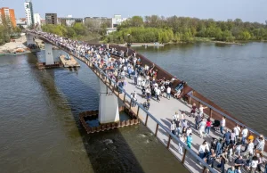 Wielkie otwarcie, tłumy i... Na nowej kładce w Warszawie już są robotnicy