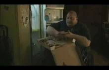 Wieloryb - scena jedzenia pizzy