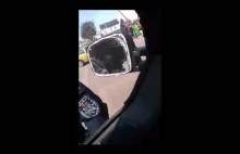 Policjant wybija szybę pałką, ponieważ kierowca nie wykonuje poleceń