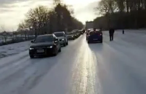 Lodowisko na drodze DK32 do Zielonej Góry. Auta stoją w korku. Gdzie są drogowcy