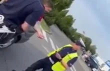 Policjant gasi kozaczka