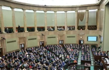 Ma 11 mieszkań, pobiera dodatek z Sejmu. Prześwietlono posłów