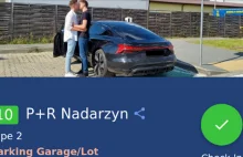 Gość ustala grafik na darmowej ładowarce dla samochodów EV