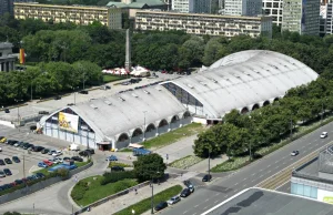 Hala targowa w cieniu Pałacu Kultury. Powstała, aby uporządkować handel