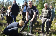 Andrzej Duda z żoną sadzili las. Na potrzeby uroczystości wycięto kilka drzew