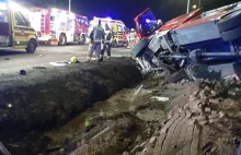 Poważny wypadek pod Warszawą z udziałem wozu strażackiego. Jedna osoba zginęła