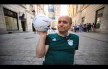 Człowiek, który jest mistrzem w podbijaniu piłki