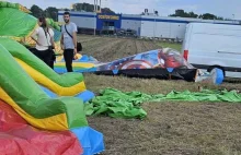 Chwile grozy podczas pikniku militarnego. Dziecko spadło z unoszącego się dmucha