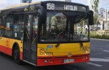 Warszawa. Autobusem miejskim chciał przetransportować wózek do przewozu palet.
