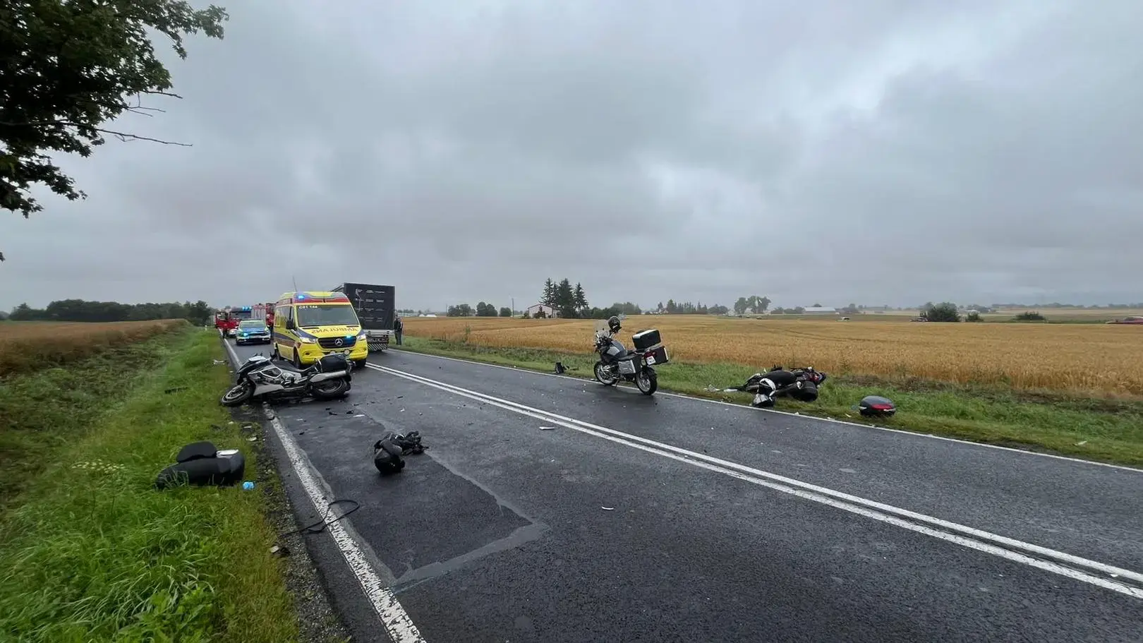 W tył busa uderzyło sześciu motocyklistów