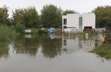 Przerwany wał przeciwpowodziowy. Zagrożonych kilkadziesiąt domów