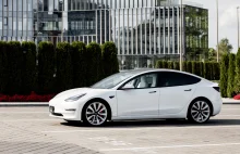 Tesla ogranicza wolność kierowców swoich aut. Blokuje funkcje za niesubordynację