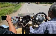 Dziadeczek konstruuje pojazdy napędzane silnikiem od traktorków ryżowych.