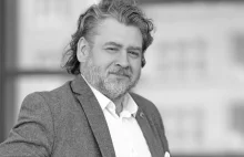 Ludzie przyjeżdżają samochodami, żeby pobiegać w parku