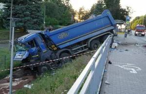 Olsztyn. Staranował autobus, samochody i przystanek. Kierowca ciężar. był pijany