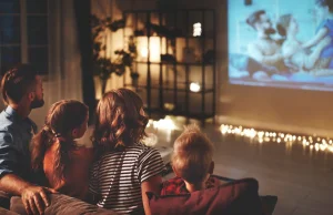 Czy oglądanie filmów z napisami rzeczywiście pomaga w nauce języków?