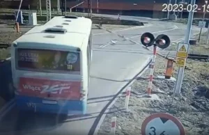 Szczyt głupoty w Zabrzu! Wjechał autobusem na przejazd łamiąc rogatki WIDEO