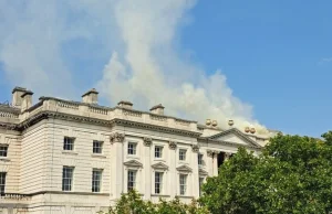 Pożar Somerset House w Londynie. W budynku są dzieła wybitnych malarzy