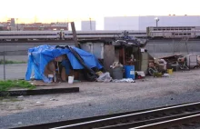 Władze USA coraz zacieklej kryminalizują bezdomność