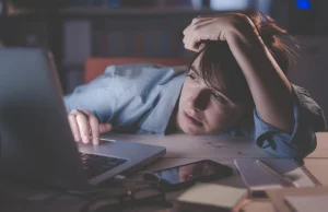 Groźne zjawisko szerzy się w firmach. Pierwsze objawy łatwo przeoczyć