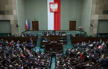 Zmiana na pozycji lidera i "walka o przekroczenie progu". Nowy sondaż