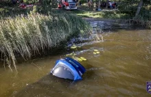 Wjechał teslą do jeziora. Nie zdążył wysiąść