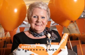 73-letnia stewardesa. Pracę rozpoczęła w wieku 53 lat, spełniając marzenie z dzi