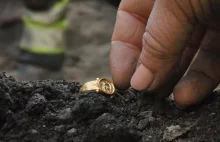 Złoty pierścień z Chrystusem i szklany amulet pielgrzyma – niezwykłe znaleziska.