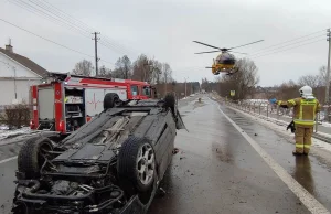 Jeden zginął na miejscu, drugi zmarł w szpitalu. Obaj wypadli z volskwagena