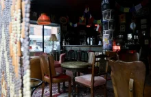 Klimatyczny bar Armand w sercu Warszawy. Umeblowany antykami z całej Europy
