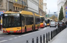 Zakaz leżenia i rozchylania nóg w komunikacji miejskiej
