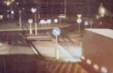 Ciężarówka przejechała przez środek ronda. O włos od tragedii [WIDEO]