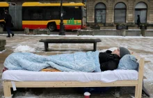 Młody mężczyzna w łóżku na mrozie w centrum Warszawy. Leżał tak 3 dni