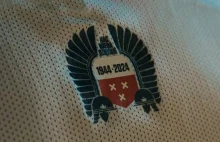Prezentacja koszulek NAC Breda upamiętniające wyzwolenie Bredy przez Polaków