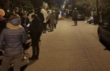 Ogromna kolejka we Wrocławiu. Mieszkańcy stali w niej niemal do 3:00 nad ranem.